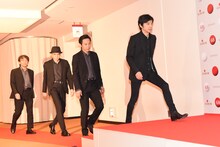 レッドカーペットを歩くエレファントカシマシ。