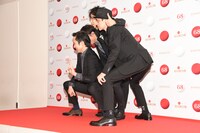 カメラマンのリクエストに応じるエレファントカシマシ。