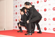 カメラマンのリクエストに応じるエレファントカシマシ。