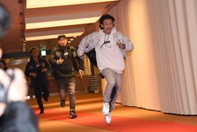 レッドカーペットを疾走するWANIMA。