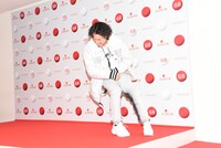 勢いよく撮影スポットにたどり着いたKENTA（Vo, B / WANIMA）。