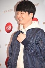 ガッツポーズを決める星野源。