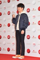 ガッツポーズを決める星野源。