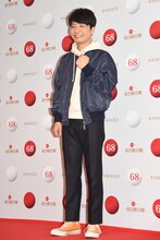 ガッツポーズを決める星野源。