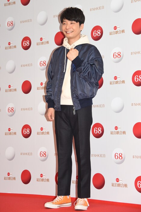 ガッツポーズを決める星野源。