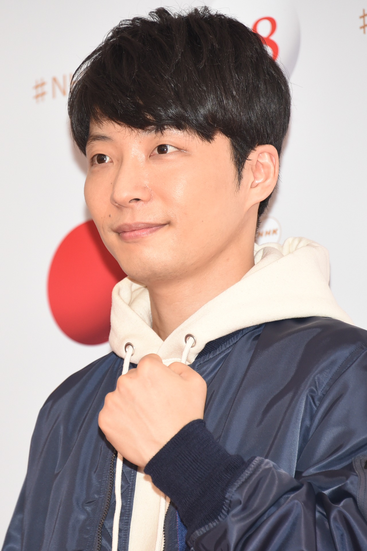 ガッツポーズを決める星野源。