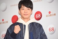 ガッツポーズを決める星野源。