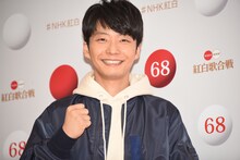 ガッツポーズを決める星野源。