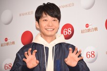 ガッツポーズ以外のポーズを求められた星野源。