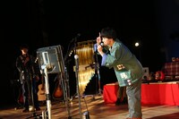 いきものダンスを踊りながら「My Buddy」を歌う田中雅功。（撮影：ハヤシサトル）