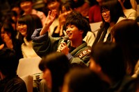 高田彪我の歌を客席で聴く田中雅功。（撮影：ハヤシサトル）