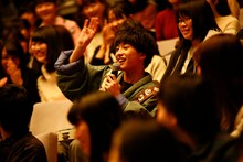 高田彪我の歌を客席で聴く田中雅功。（撮影：ハヤシサトル）