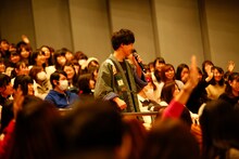 客席を歩く田中雅功。（撮影：ハヤシサトル）