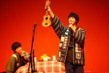 ウクレレを見せる高田彪我（手前）。（撮影：ハヤシサトル）