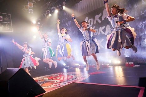 ばってん少女隊ばってん少女隊「年末だよ、渡辺通り大会~2日間BEATば刻んでもよかよかよかSTATION~ <IDOL PRESURE.ライブ、やりにきました>」の様子。(撮影:濱本英介)