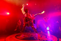 ばってん少女隊「年末だよ、渡辺通り大会～2日間BEATば刻んでもよかよかよかSTATION～＜真冬のメンズカーニバル～やれんのか？＞」の様子。（撮影：濱本英介）