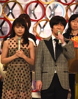 左から紅組司会の有村架純、総合司会の内村光良。