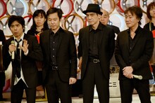 演奏前のトーク中のエレファントカシマシ。