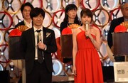 左から総合司会の内村光良、紅組司会の有村架純。