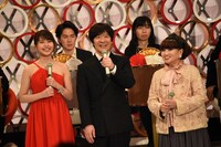 左から有村架純、内村光良、黒柳徹子。