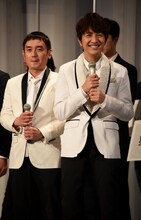 左からゆずの岩沢厚治、北川悠仁。