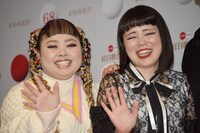 左から渡辺直美、ブルゾンちえみ。