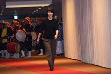レッドカーペットを歩く松たか子。