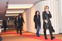 レッドカーペットを歩くX JAPAN。
