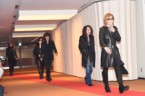 レッドカーペットを歩くX JAPAN。