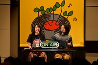 左からのん、堀込泰行。（写真提供：MICE ENTERTAINENT INC.）