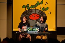 左からのん、堀込泰行。（写真提供：MICE ENTERTAINENT INC.）