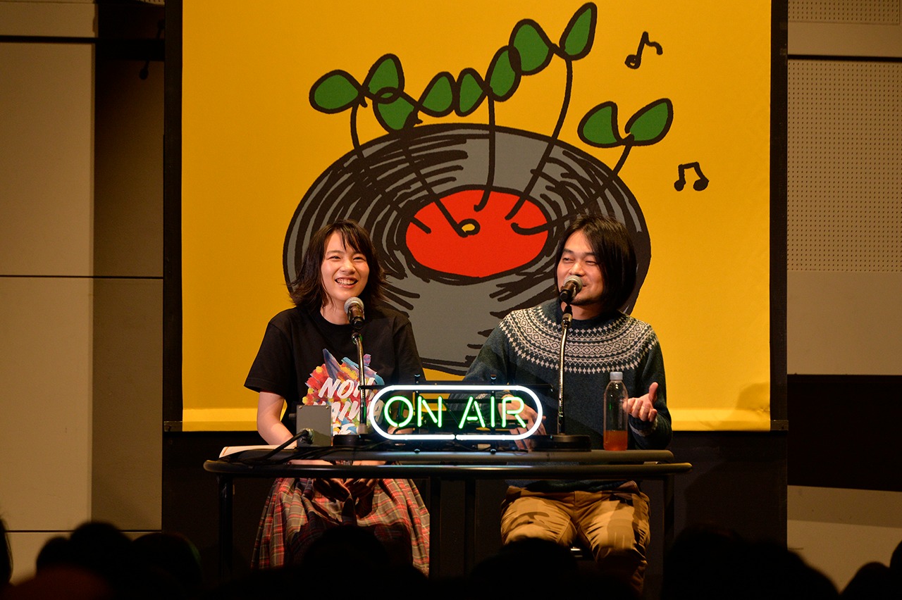 左からのん、堀込泰行。（写真提供：MICE ENTERTAINENT INC.）