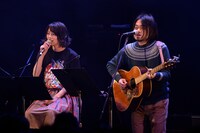 左からのん、堀込泰行。（写真提供：MICE ENTERTAINENT INC.）