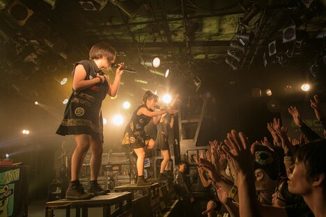 あゆみくりかまき「ボクらの熊魂2017 ～年忘れ！KUMA is DEAD or ALIVE～ supported by uP!!!」の様子。