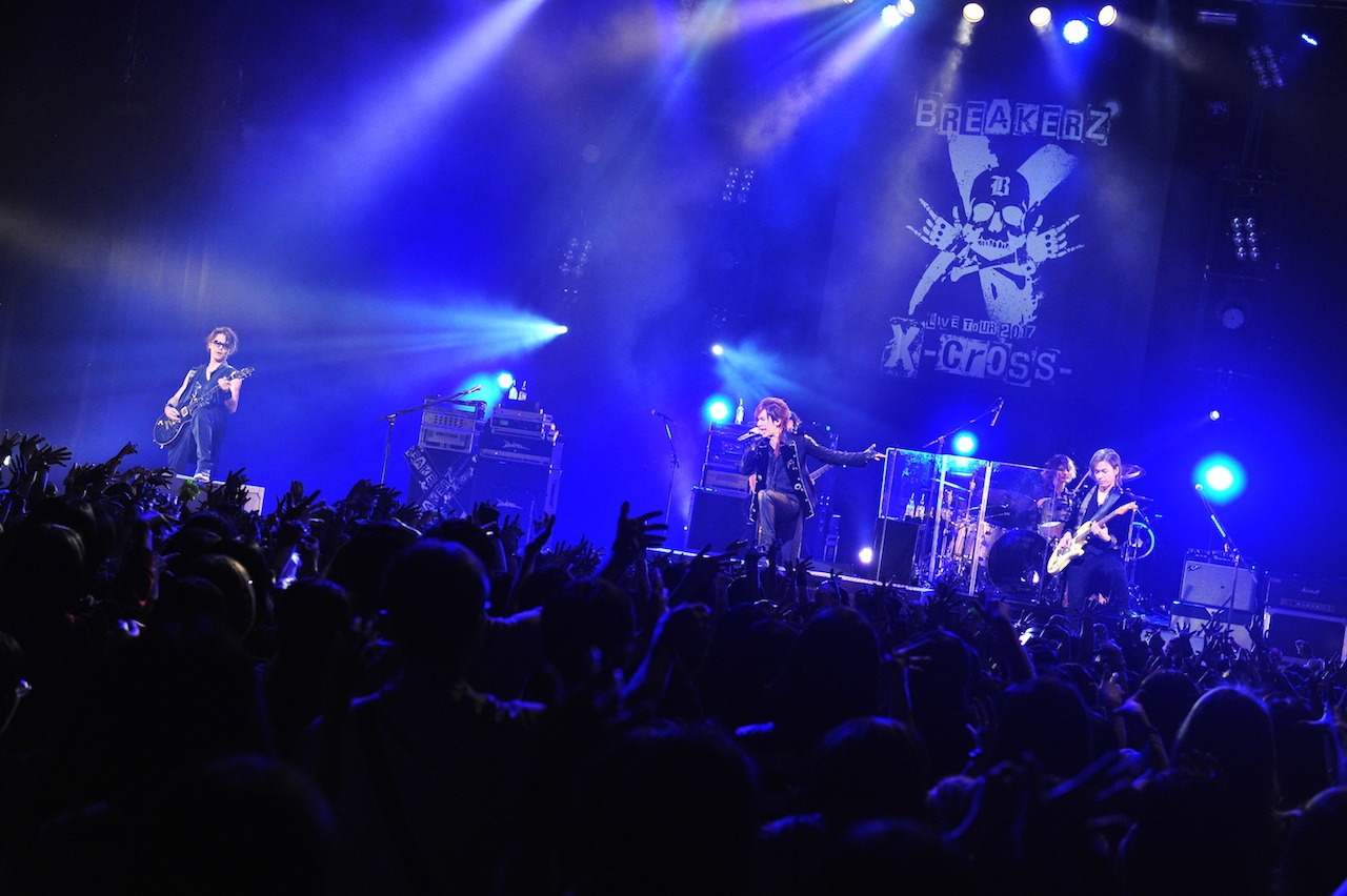 「BREAKERZ LIVE TOUR 2017【X-cross-】」追加公演の様子。（写真提供：ビーイング）