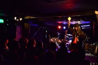 星形のライトを掲げる内田雄一郎。