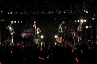 東京女子流「東京女子流 大阪大忘年会2017」大阪・梅田CLUB QUATTRO公演の様子。（写真提供：エイベックス）