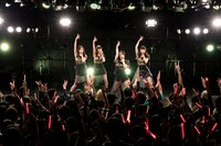東京女子流「東京女子流 大阪大忘年会2017」大阪・梅田CLUB QUATTRO公演の様子。（写真提供：エイベックス）