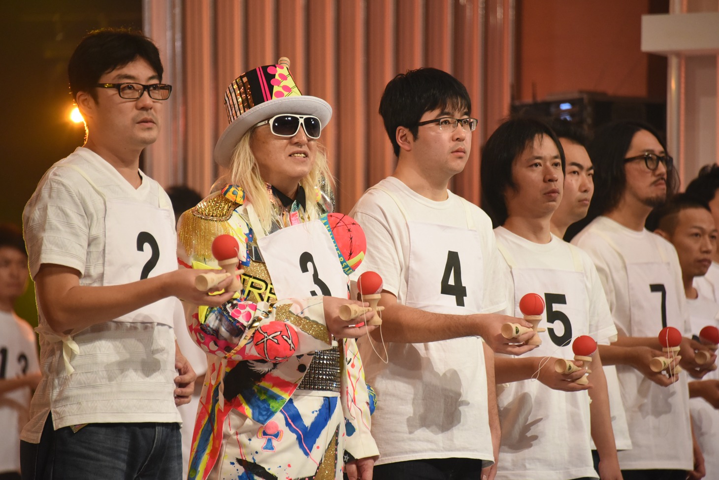 DJ KOO（左から2番目 / TRF）