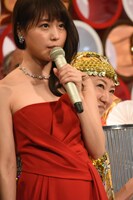 MC中も有村架純の奥で笑顔を浮かべる千手観音かずこ（黒沢かずこ）。