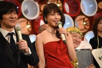 MC中も有村架純の奥で笑顔を浮かべる千手観音かずこ（黒沢かずこ）。