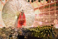 水森かおりのパフォーマンス。