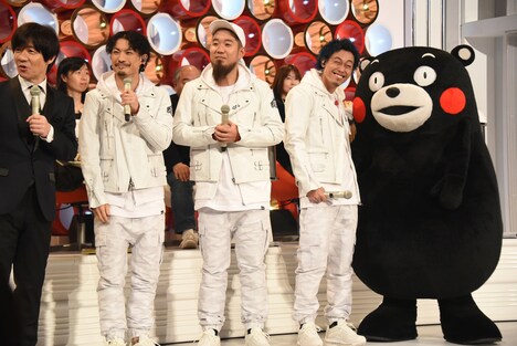 左から内村光良、WANIMA、くまモン。