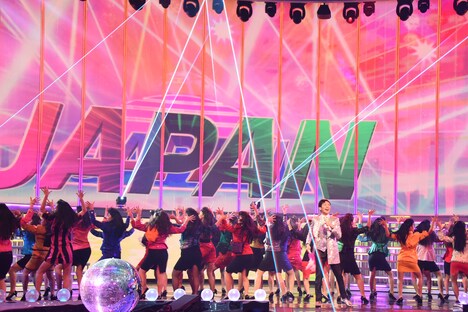 郷ひろみのパフォーマンス。