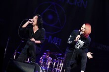 山田将司（THE BACK HORN）と逹瑯（MUCC）。
