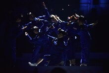 7人で「Future Driver」冒頭の陣形をとるでんぱ組.inc。