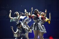 5人で「Future Driver」冒頭の陣形をとるでんぱ組.inc。