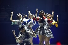 5人で「Future Driver」冒頭の陣形をとるでんぱ組.inc。