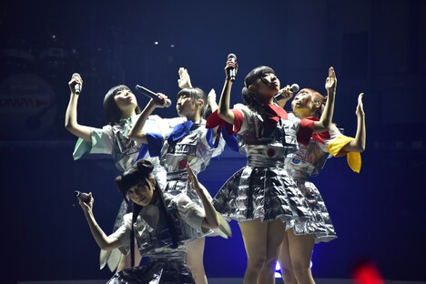 5人で「Future Driver」冒頭の陣形をとるでんぱ組.inc。