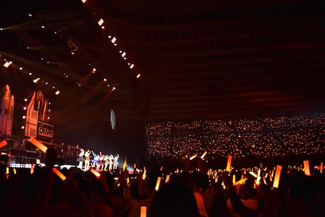 「ORANGE RIUM」で一面オレンジ色に染まった大阪城ホール。